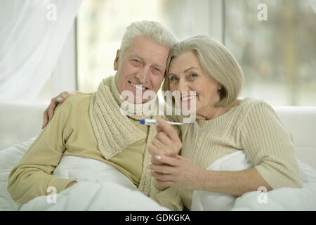 Personnes âgées malades couple in bed Banque D'Images