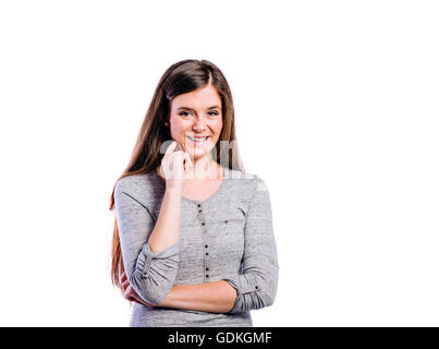 Dans longsleved fille gris t-shirt jeune femme, studio shot Banque D'Images