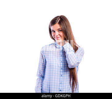 Fille en bleu shirt, jeune femme belle, studio shot Banque D'Images