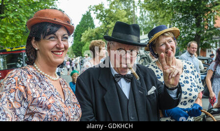 Woodhall Spa 1940 Festival - Winston Churchill look-a-like donne la victoire Banque D'Images