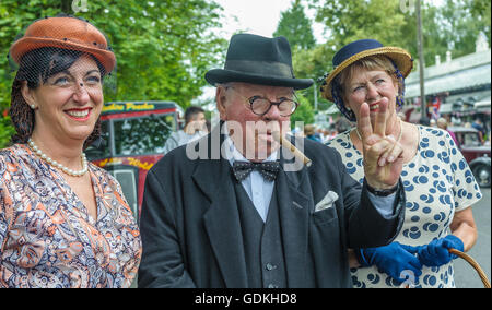 Woodhall Spa 1940 Festival - Winston Churchill look-a-like donne la victoire Banque D'Images