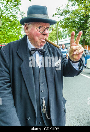 Woodhall Spa 1940 Festival - Winston Churchill look-a-like donne la victoire Banque D'Images