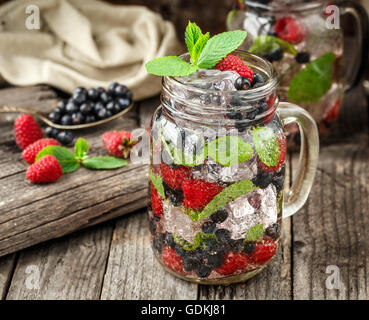 Boisson Detox avec les baies fraîches dans des bocaux en verre Banque D'Images