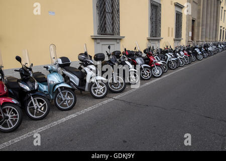 Des places de parking scooter sur le Lungarno Generale Diaz, Florence, Toscane, Italie Banque D'Images