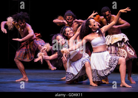 VOU Dance Company de Suva, Fidji, l'exécution au 28ème Festival de Folklore CIOFF international Folkart, folklore sous-festival Festival de Carême, l'un des plus grands festivals en plein air en Europe. Folkart, Festival le Carême, Maribor, Slovénie, 2016. Banque D'Images