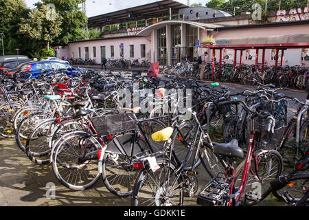 L'Europe, l'Allemagne, Cologne, bicyclettes garées en face de la gare du sud de Cologne, Luxemburger street. Banque D'Images