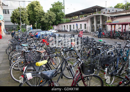 L'Europe, l'Allemagne, Cologne, bicyclettes garées en face de la gare du sud de Cologne, Luxemburger street. Banque D'Images