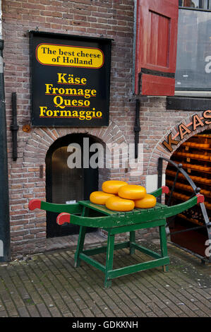 En dehors d'un affichage sur les fromages fromagerie à Amsterdam, Hollande, Pays-Bas. Banque D'Images