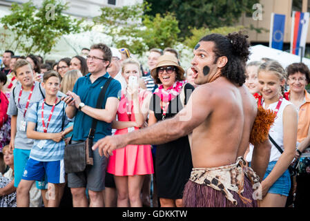 VOU Dance Company de Suva, Fidji, l'exécution au 28ème Festival de Folklore CIOFF international Folkart, folklore sous-festival Festival de Carême, l'un des plus grands festivals en plein air en Europe. Folkart, Festival le Carême, Maribor, Slovénie, 2016. Banque D'Images