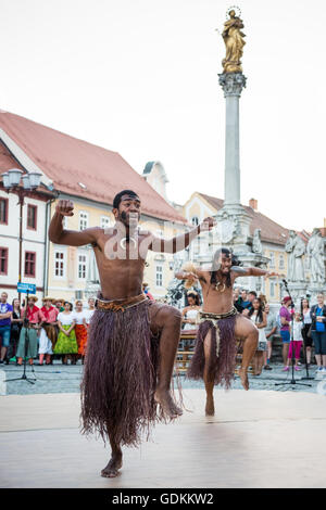 VOU Dance Company de Suva, Fidji, l'exécution au 28ème Festival de Folklore CIOFF international Folkart, folklore sous-festival Festival de Carême, l'un des plus grands festivals en plein air en Europe. Folkart, Festival le Carême, Maribor, Slovénie, 2016. Banque D'Images