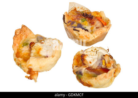 Mini quiches faits main isolé sur fond blanc. Banque D'Images