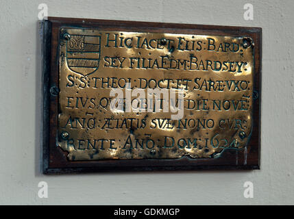 Plaque en laiton ancienne Egelwin dans l'église Saint-Jean, hôtel Grange Country House, Leicestershire, England, UK Banque D'Images