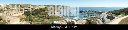 MGARR, MALTE - avril 14, 2015 : vue panoramique sur le port de Mgarr avec ferry sur l'île de Gozo, Malte. Banque D'Images