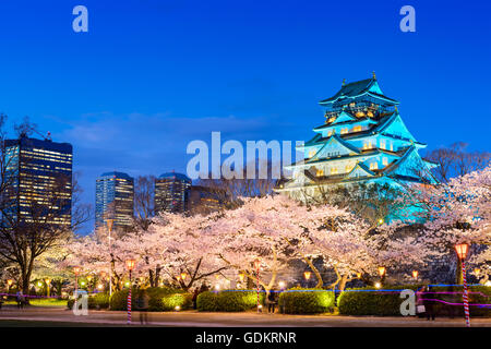 Osaka, Japon au château d'Osaka durant la saison du printemps. Banque D'Images