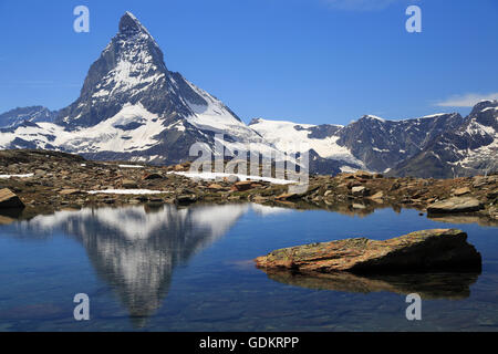 Matterhorn reflétée dans le lac alpin, Suisse Banque D'Images