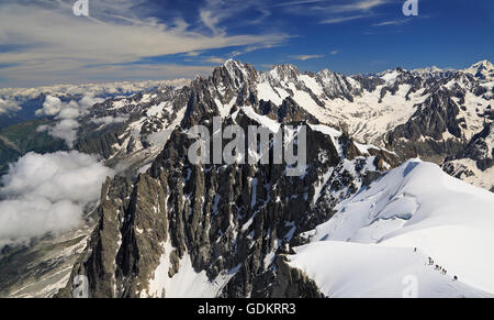 Les alpinistes Alpes montagnes près de Aiguille du Midi, France, Europe Banque D'Images