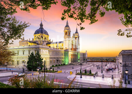 Madrid, Espagne à la cathédrale de la Almudena et le Palais Royal. Banque D'Images