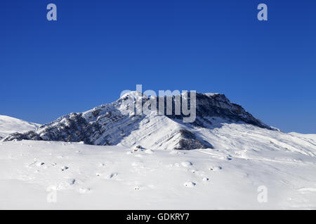 Les montagnes enneigées de l'hiver. Grand Caucase, Mont Shahdagh. . Banque D'Images