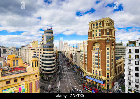 MADRID, ESPAGNE - 15 octobre 2014 : Gran Via à l'emblématique Schweppes signe. La rue est le principal quartier commerçant de Madrid. Banque D'Images