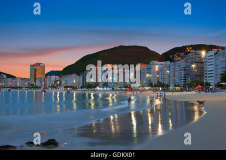 La plage de Copacabana dans la nuit à Rio de Janeiro Banque D'Images