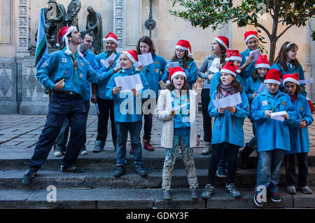 Boy Scouts chants de Noël dans la rue Bisbe à recueillir de l'argent,pendant la période de Noël . Barcelone. La Catalogne, Espagne Banque D'Images