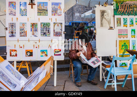 Peintre à la Plaça del Pi, Barrio Gotico, Barcelone. La Catalogne, Espagne Banque D'Images