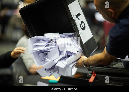 Nombre de travailleurs vote du conseil documents comptage coché la case élections britanniques de l'électeur de scrutin électoral boîtes rouleau par le général des Banque D'Images