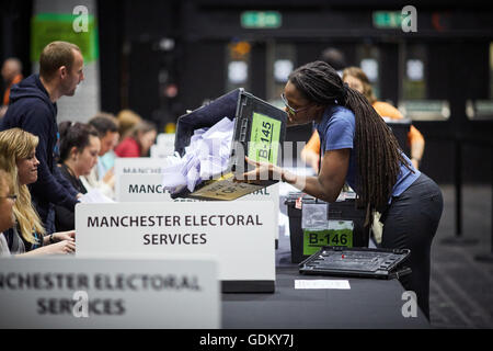 Nombre de travailleurs vote du conseil documents comptage coché la case élections britanniques de l'électeur de scrutin électoral boîtes rouleau par le général des Banque D'Images