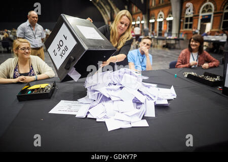 Nombre de travailleurs vote du conseil documents comptage coché la case élections britanniques de l'électeur de scrutin électoral boîtes rouleau par le général des Banque D'Images