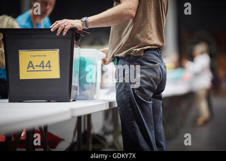 Nombre de travailleurs vote du conseil documents comptage coché la case élections britanniques de l'électeur de scrutin électoral boîtes rouleau par le général des Banque D'Images