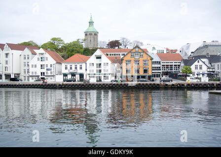 Front de mer à Stavanger avec cafés et restaurants. Réflexion dans l'eau Banque D'Images