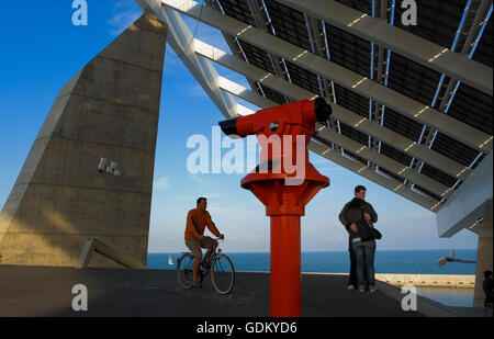 Pergola photovoltaïque (3700 m2), par Torres & Martínez Lapeña, Forum, Barcelone, Espagne Banque D'Images