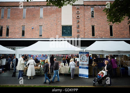 Marché artisanal de Wilmslow Street 3e samedi tous les mois en plein cœur de la ville adjacente à la route principale Hoopers Alderley Banque D'Images