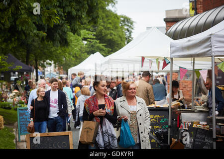 Marché artisanal de Wilmslow Street 3e samedi tous les mois en plein cœur de la ville à côté de la principale route Alderley f Banque D'Images