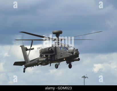 Farnborough UK 2016 hélicoptère Apache en vol Banque D'Images