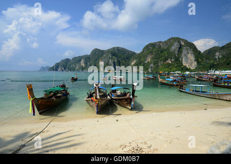 Une plage de la ville de Ko PhiPhi sur Ko Phi Phi Island à l'extérieur de la ville de Krabi sur la mer d'Andaman au sud de la Thaïlande. Banque D'Images