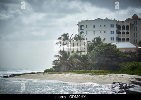 Les Petites Antilles La Barbade paroisse Saint Michael West indies capitale Bridgetown Worthing Beach area hotel Rockley beach sur coa Banque D'Images