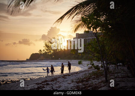 Domaines de la garnison de golden sands beach bridgetown assez propre Mer des Caraïbes South West coast resort voir l'indépendance de côte de la Barbade Banque D'Images