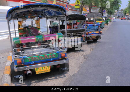 Tuk Tuk iconique garée dans la rue à Bangkok en Thaïlande. Banque D'Images