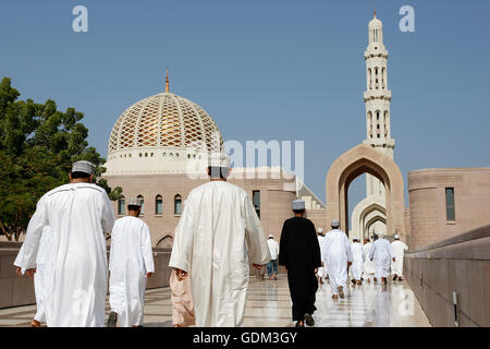 Grande Mosquée Sultan Qaboos, au moment de la prière, Muscat, Oman. Banque D'Images