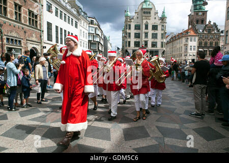 Copenhague, Danemark - Juillet 18, 2016 : les participants dans le monde en père Noël 2016 Congrès promenades en parade dans la principale rue commerçante, Stroeget, à Copenhague. Ils ont commencé leur tournée à travers la capitale danoise en visitant la Petite Sirène sculpture à la promenade du port, Langelinie, et de là par bateau pour le centre-ville. Le congrès a eu lieu depuis 1957. Le lieu et l'organisateur est Bakken, le plus ancien parc d'amusement et situé au nord de Copenhague. Credit : OJPHOTOS/Alamy Live News Banque D'Images