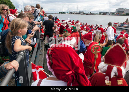 Copenhague, Danemark - Juillet 18, 2016 : Santa's participant à dans le monde Congrès 2016 Le Père Noël visite la promenade du port, Langelinie, à Copenhague, et les conseils d'un bateau pour la poursuite de leur voyage vers le centre-ville de la capitale danoise, où ils marcheront à défiler dans la principale zone commerçante Stroeget, à l'Hôtel de Ville. Le congrès a eu lieu depuis 1957. Le lieu et l'organisateur est Bakken, le plus ancien parc d'amusement et situé au nord de Copenhague. Credit : OJPHOTOS/Alamy Live News Banque D'Images