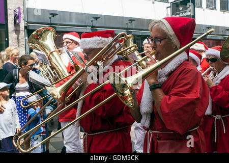Copenhague, Danemark - Juillet 18, 2016 : les participants dans le monde en père Noël 2016 Congrès promenades en parade dans la principale rue commerçante, Stroeget, à Copenhague. Ils ont commencé leur tournée à travers la capitale danoise en visitant la Petite Sirène sculpture à la promenade du port, Langelinie, et de là par bateau pour le centre-ville. Le congrès a eu lieu depuis 1957. Le lieu et l'organisateur est Bakken, le plus ancien parc d'amusement et situé au nord de Copenhague. Credit : OJPHOTOS/Alamy Live News Banque D'Images