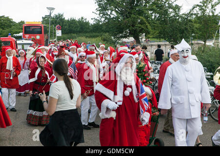 Copenhague, Danemark - Juillet 18, 2016 : Santa Claus' participant au Congrès 2016 Le Père Noël visite la promenade du port, Langelinie, où la sculpture, la Petite Sirène est placé, et les mains des mains des bonbons aux enfants. Ils ont également eu des discussions sérieuses pour les enfants à propos de la période de Noël à venir et whish list. Le congrès a eu lieu depuis 1957. Le lieu et l'organisateur est Bakken, le plus ancien parc d'amusement et situé au nord de Copenhague. Credit : OJPHOTOS/Alamy Live News Banque D'Images
