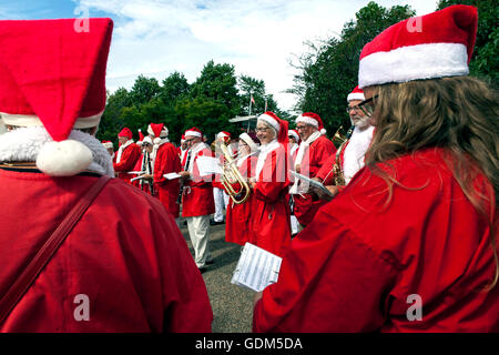Copenhague, Danemark - Juillet 18, 2016 : Santa Claus' participant au Congrès 2016 Le Père Noël visite la promenade du port, Langelinie, où la sculpture, la Petite Sirène est placé, et les mains des mains des bonbons aux enfants. À la photo un Santa se réchauffe avec des airs de Noël. Le congrès a eu lieu depuis 1957. Le lieu et l'organisateur est Bakken, le plus ancien parc d'amusement et situé au nord de Copenhague. Credit : OJPHOTOS/Alamy Live News Banque D'Images