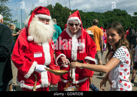 Copenhague, Danemark - Juillet 18, 2016 : Santa Claus' participant au Congrès 2016 Le Père Noël visite la promenade du port, Langelinie, où la sculpture, la Petite Sirène est placé, et les mains des mains des bonbons aux enfants. Ils ont également eu des discussions sérieuses pour les enfants à propos de la période de Noël à venir et whish list. Le congrès a eu lieu depuis 1957. Le lieu et l'organisateur est Bakken, le plus ancien parc d'amusement et situé au nord de Copenhague. Credit : OJPHOTOS/Alamy Live News Banque D'Images