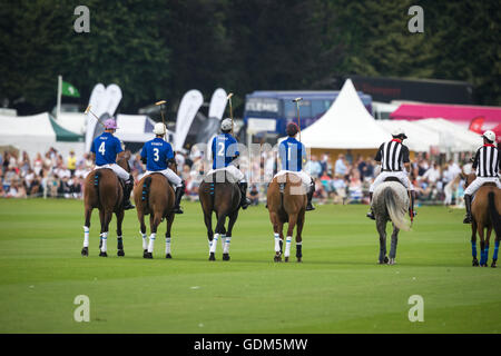 Midhurst, Angleterre, 17 juillet 2016. Les gagnants éventuels, King Power renards polo team sont présentés à la foule lors de la finale du tournoi de la coupe d'or Jaeger LeCoultre. Crédit : Anthony Hatley/Alamy Live News Banque D'Images