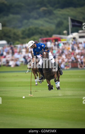 Midhurst, Angleterre, 17 juillet 2016. Gonzalito Pieres de King Power renards polo team avec le ballon au cours de la finale du tournoi de la coupe d'or Jaeger LeCoultre. Crédit : Anthony Hatley/Alamy Live News Banque D'Images