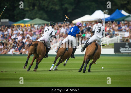 Midhurst, Angleterre, 17 juillet 2016. Facundo Pieres de King Power Les renards sous la pression de la Indiana joueurs lors de la finale du tournoi de la coupe d'or Jaeger LeCoultre. Crédit : Anthony Hatley/Alamy Live News Banque D'Images