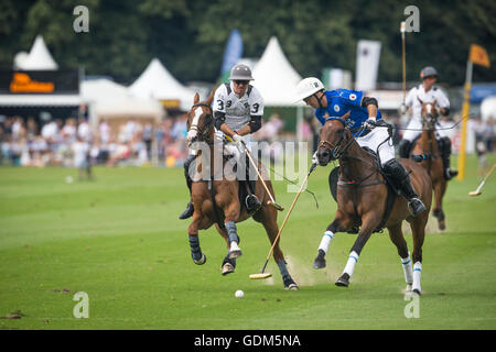 Midhurst, Angleterre, 17 juillet 2016. Gonzalito Pieres de King Power renards polo team sous la pression d'Agustin Merlos de la Indiana durant la finale du tournoi de la coupe d'or Jaeger LeCoultre. Crédit : Anthony Hatley/Alamy Live News Banque D'Images